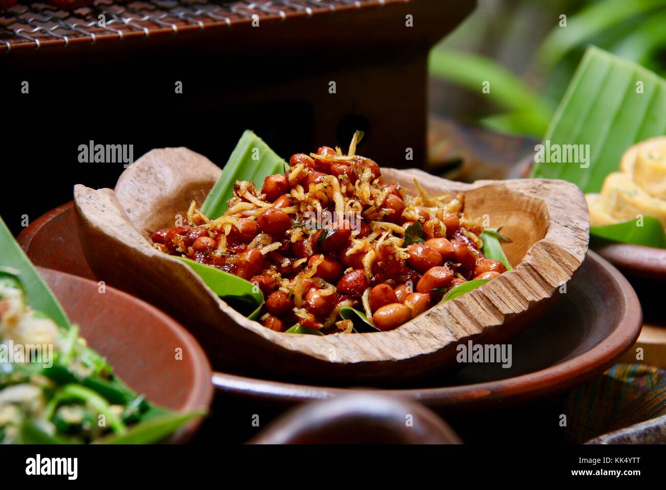 Sambal kacang Teri. gebratene Erdnüsse und Sardellen in süßen und würzigen Dressing vermischt. Stockfoto