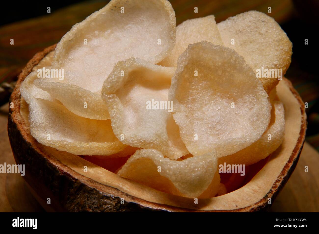 Kerupuk udang, indonesische Garnelencracker Stockfoto