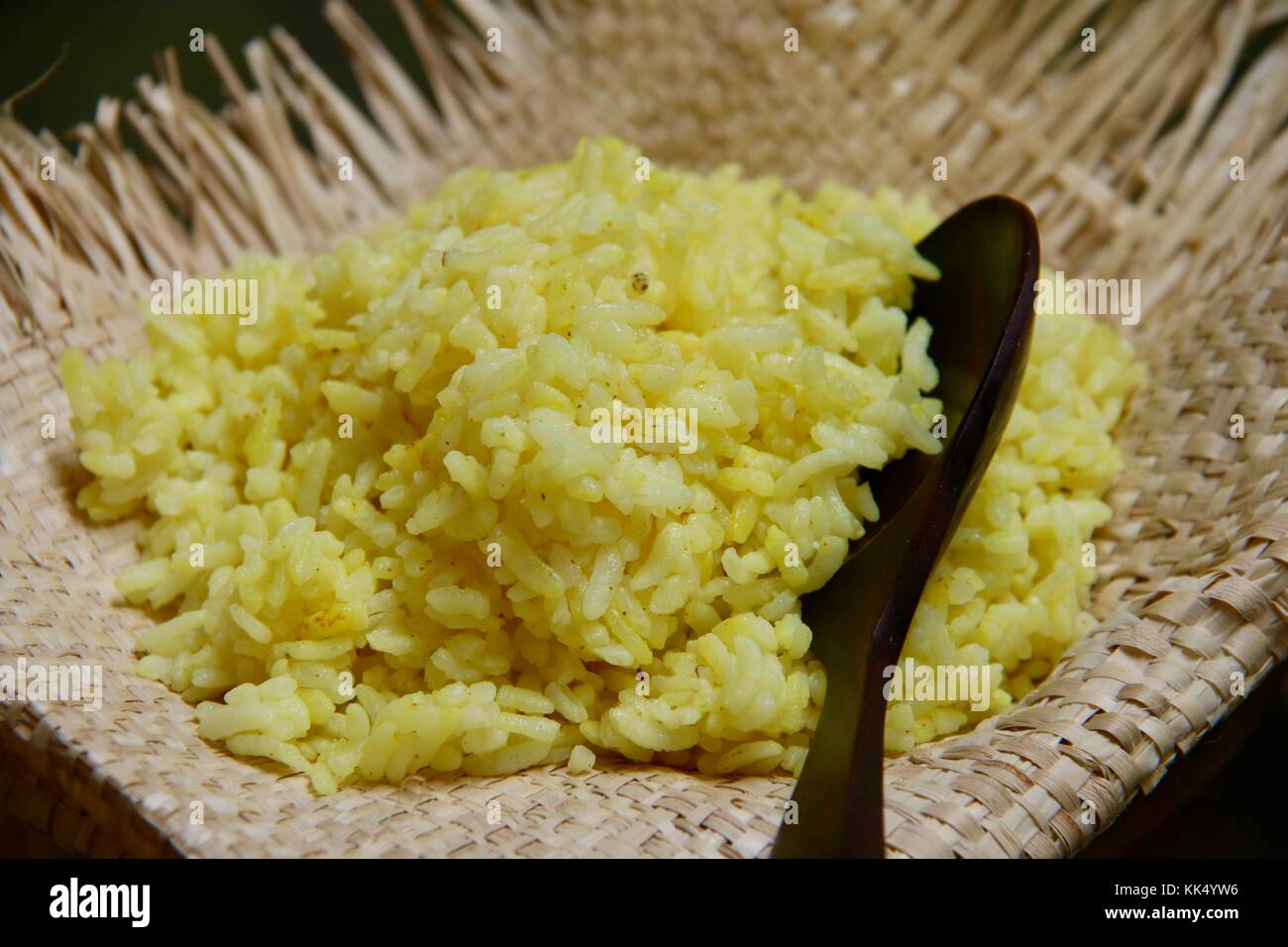 Nasi Kuning. gelbwurz Reis Reis in Kokosmilch infundiert mit Kurkuma gekocht. Stockfoto