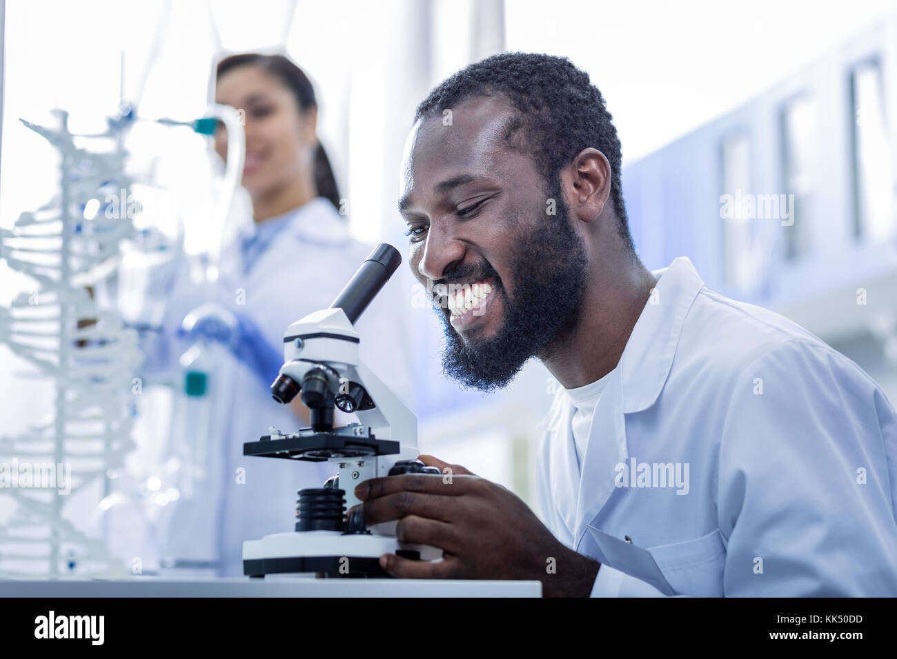Happy netter Mann über die Forschung begeistert sein Stockfoto