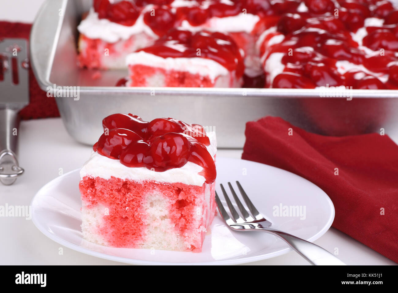 Stück Kirschtorte mit Sahne auffüllen und Kirschen auf einer Platte Stockfoto
