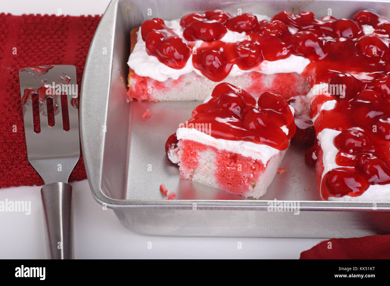 Weiß Kuchen mit Schlagsahne und Kirschen in eine Backform gekrönt Stockfoto