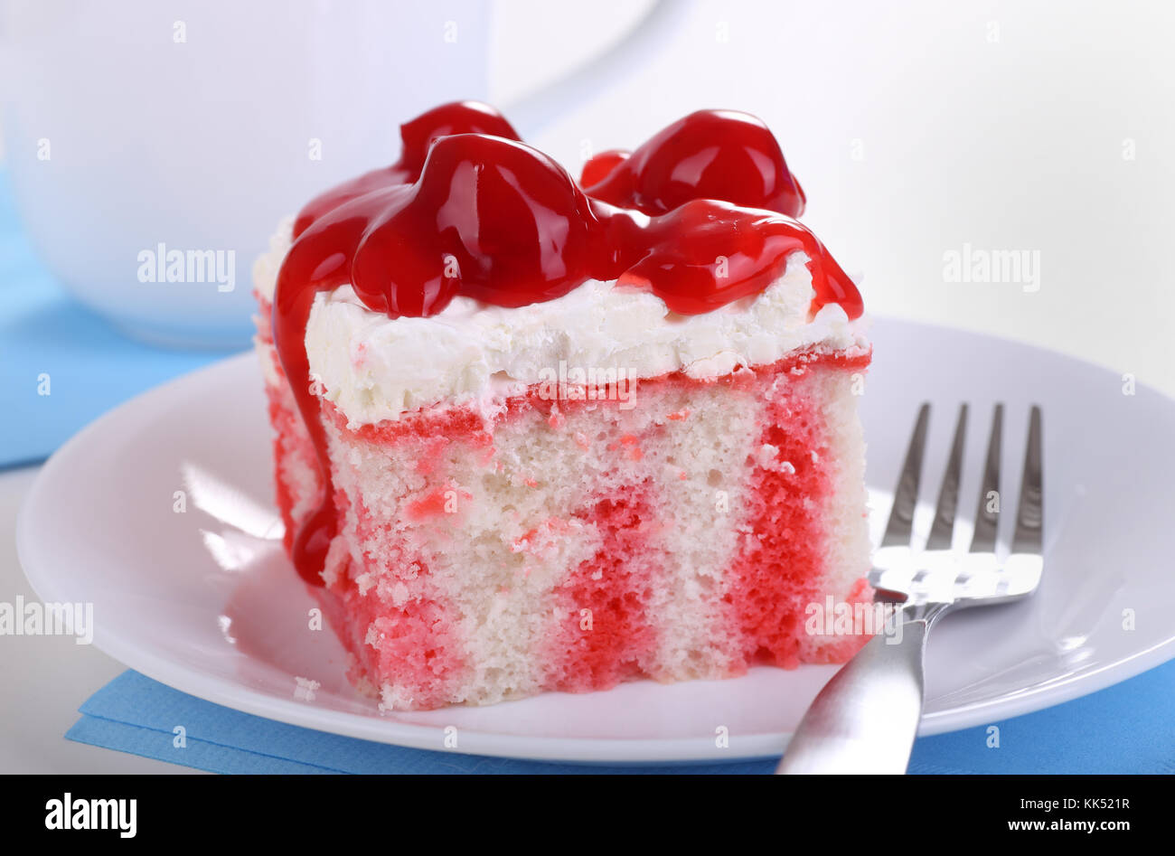 Rote und weiße Torte mit Kirschen auf einem Teller aufgefüllt Stockfoto