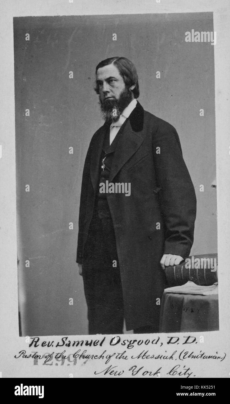 Dreiviertel Porträt von Reverend Samuel Osgood, prominentem New Yorker Minister mit Church of the Messiah, New York, in einem Anzug, seine Hand auf einem großen Buch, 1870. Aus der New York Public Library. Stockfoto