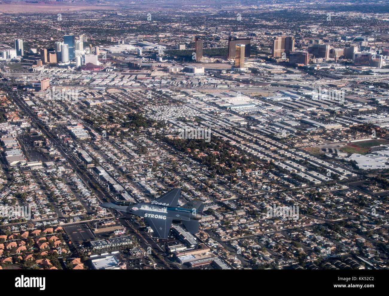 Eine F-16 Fighting Falcon von der Nellis Air Force Base, Nev, steigt über Las Vegas Nov. 9, 2017. Die Fighting Falcon verfügt über eine Vegas Strong-Lackierung, die Tribut zu denen, die von der Route 91 Harvest Festival schießen und die Widerstandsfähigkeit der Las Vegas Gemeinschaft betroffenen zahlt. Das Flugzeug, zusammen mit einer F-15A Eagle, werden auf dem Nellis AFB Air und Space Expo Nov. 11-12. (U.S. Air Force Foto von Tech. Sgt. Christopher Boitz) Stockfoto