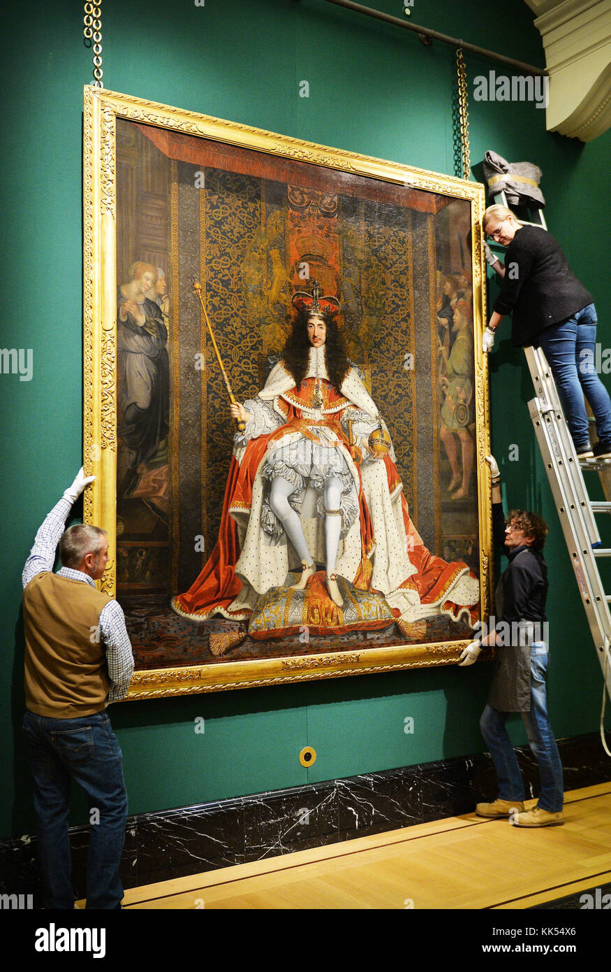 Vor der neuen Ausstellung Charles II: Art & Power in der Queen's Gallery, Buckingham Palace in London, wird ein Porträt von Charles II installiert. Stockfoto