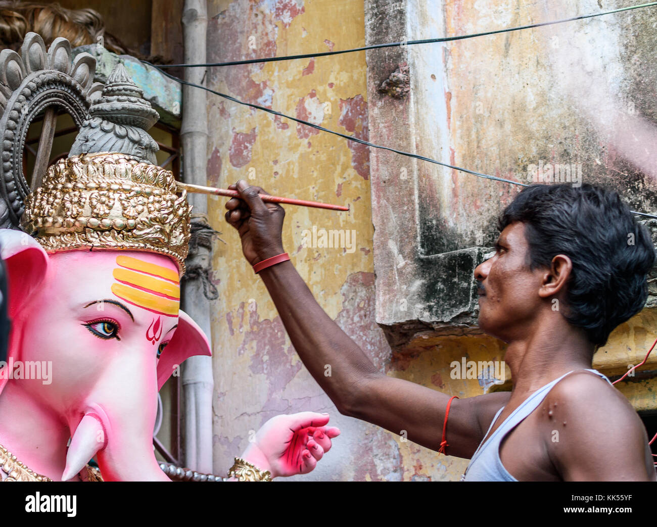 Ein Handwerker ist besetzt in seinen lokalen Workshop die unmöbliert Idol von Gott ganesha an kumartuli, Kolkata zu beenden, Stockfoto