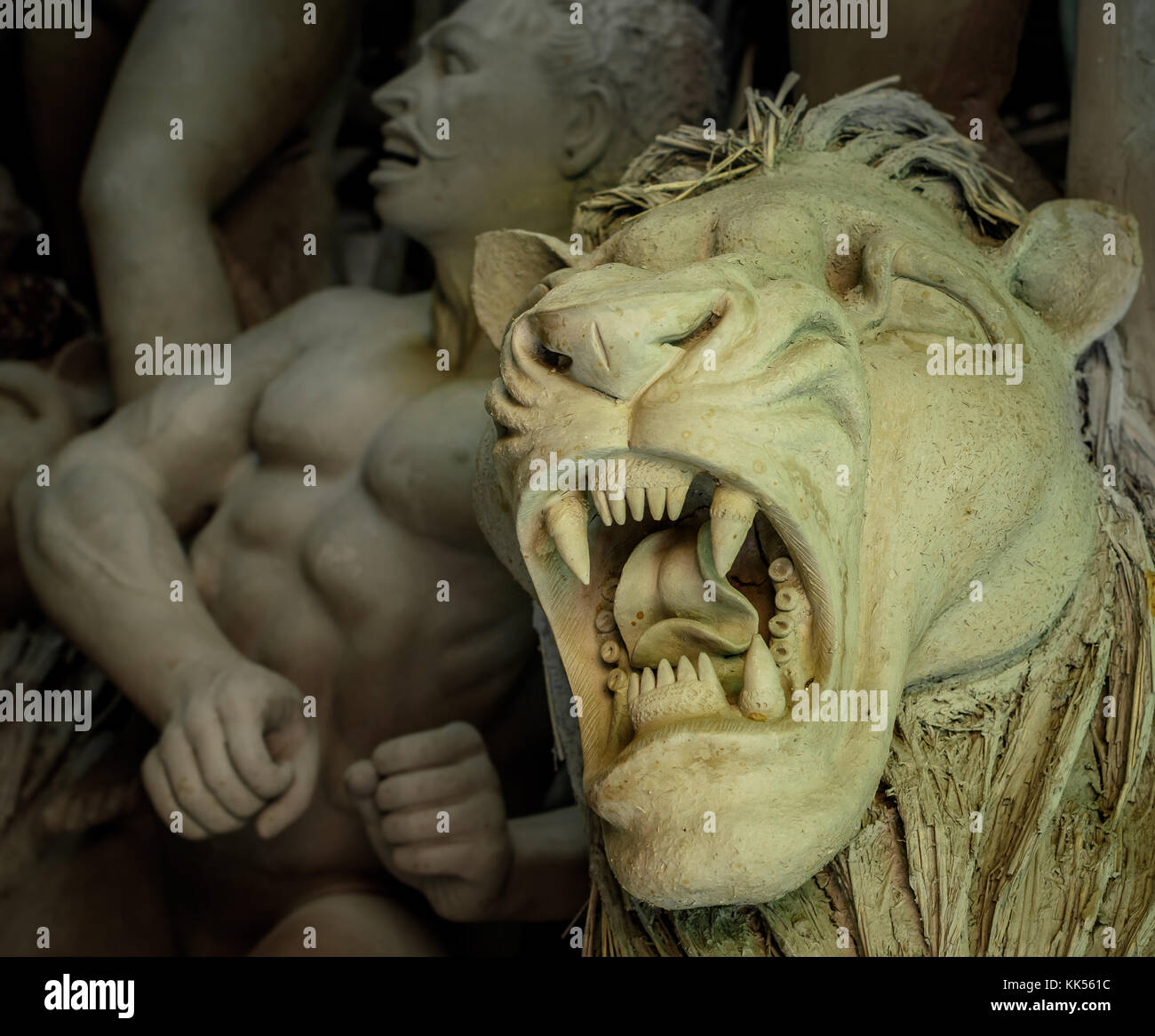 In der Nähe von Clay Idol der Löwe von Maa, Durga, in selektiven Fokus, für 'durga Puja' Festival in kumartuli, Kolkata. größte Fest des Hinduismus. Stockfoto
