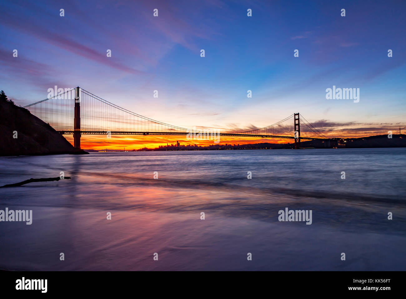 Golden Gate Bridge und der San Francisco im Morgengrauen von Marin Headlands gesehen. Stockfoto