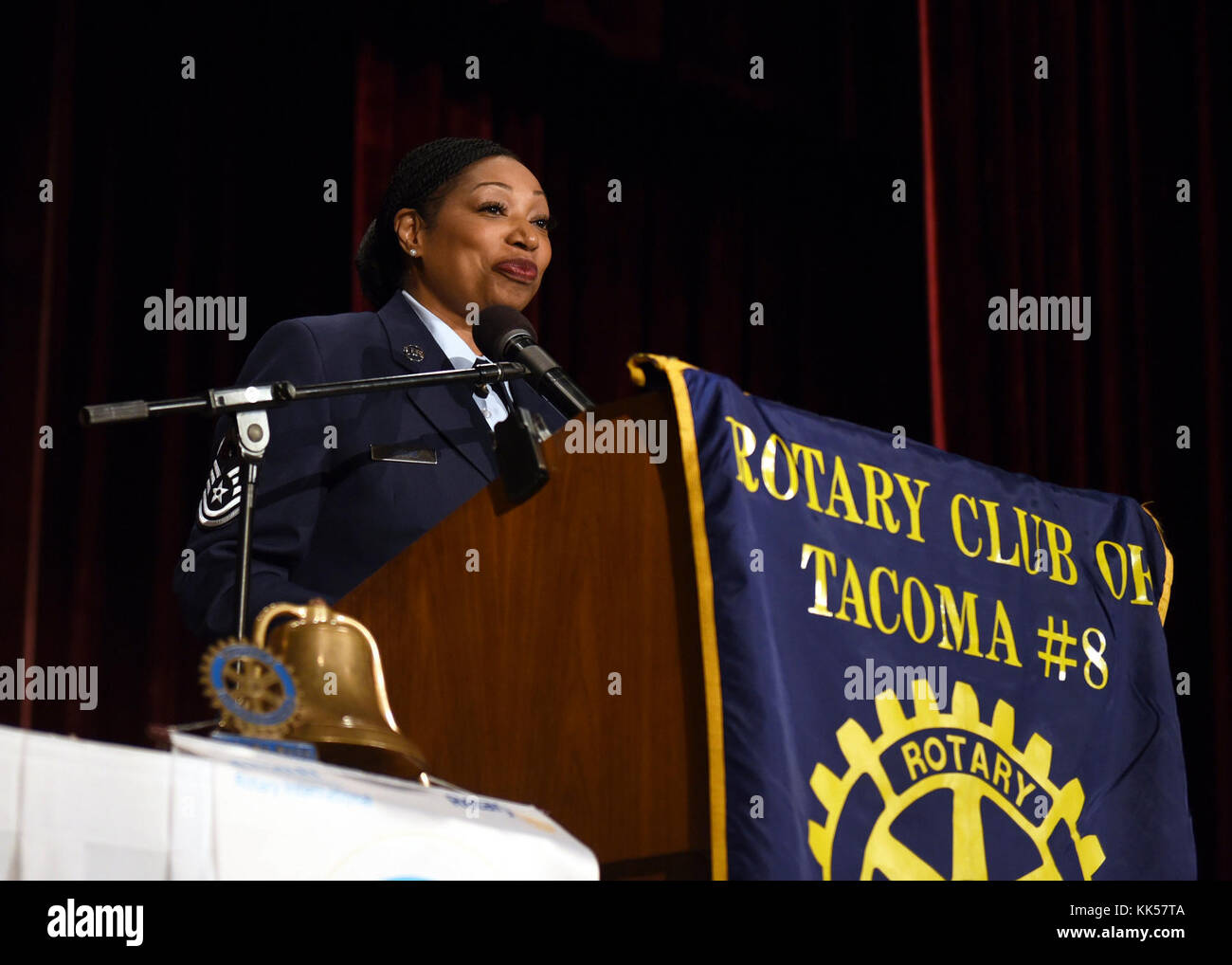 Master Sgt. Monique DuBose, 62 Airlift Wing Office of Inspector General Betriebsleiter, spricht für die Mitglieder des Tacoma Rotary Club, Fellow service Mitglieder und Veteranen, und Freunde und Familie, nach der die 39 Empfänger der John Anderson militärischen Bürger des Jahres Award an einem Mittagessen genannt, Nov. 9, in Downtown Tacoma 2017. Die Auszeichnung wird für eine Vergangenheit Tacoma Bürgermeister und Ehrungen ein herausragender Bürger für Ihren civic Beiträge genannt. (U.S. Air Force Foto: Staff Sgt. Whitney Taylor) Stockfoto