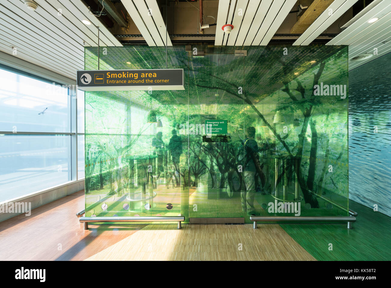 Raucherzimmer am Amsterdamer Flughafen Schiphol, Niederlande, Europa Stockfoto