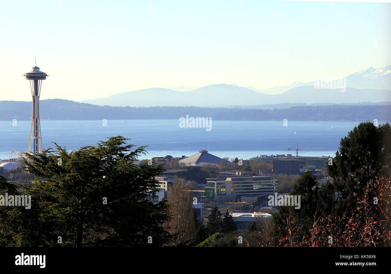 Schöne Aussicht von den Freiwilligen park Wasserturm auf der Space Needle, der Elliott Bay und die Berge. Stockfoto