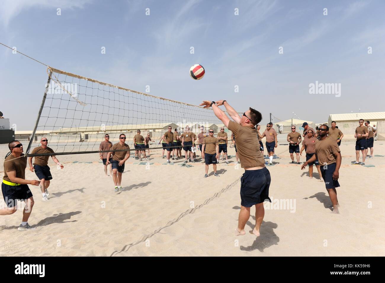 Seabees zu Naval mobile Konstruktion Bataillon nmcb 11 eine Partie Volleyball im Camp leatherneck Spielen als Teil einer Über-die-Hump Feier vorbei ist das Bataillon der halben Punkt ihres Einsatzes zu erkennen, der Provinz Helmand, Afghanistan, 2012 zugewiesen. Mit freundlicher Mass Communication Specialist 1. Klasse jonathan Carmichael/US Navy. Stockfoto