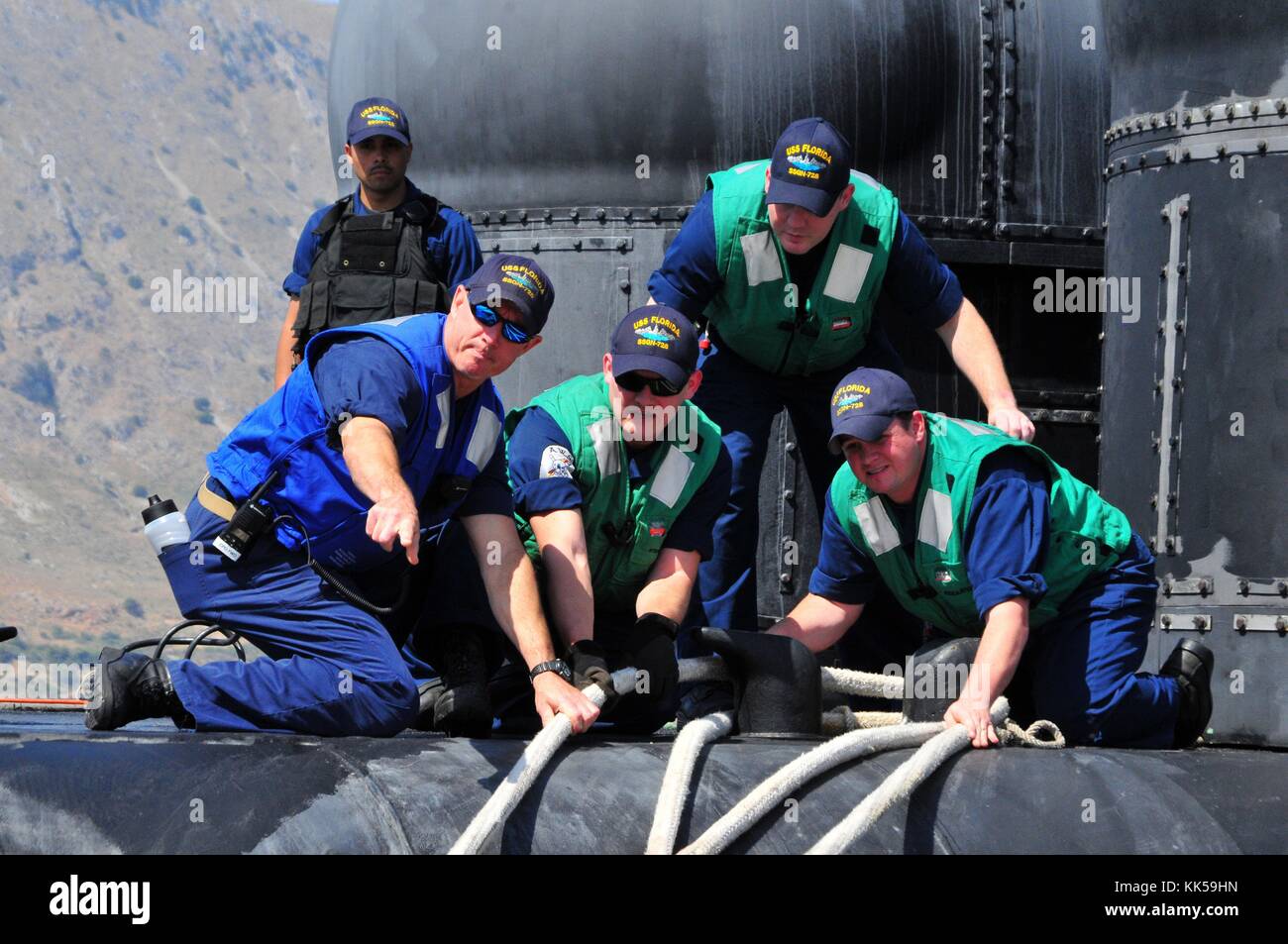 Seeleute, die dem Trägerraketen-U-Boot der Ohio-Klasse USS Florida SSGN 728 zugeordnet sind, machen Festmacheroperationen, als das U-Boot 2012 auf Kreta in der Souda Bay in Griechenland ankommt. Bild mit freundlicher Genehmigung von Herrn Paul Farley/US Navy. Stockfoto