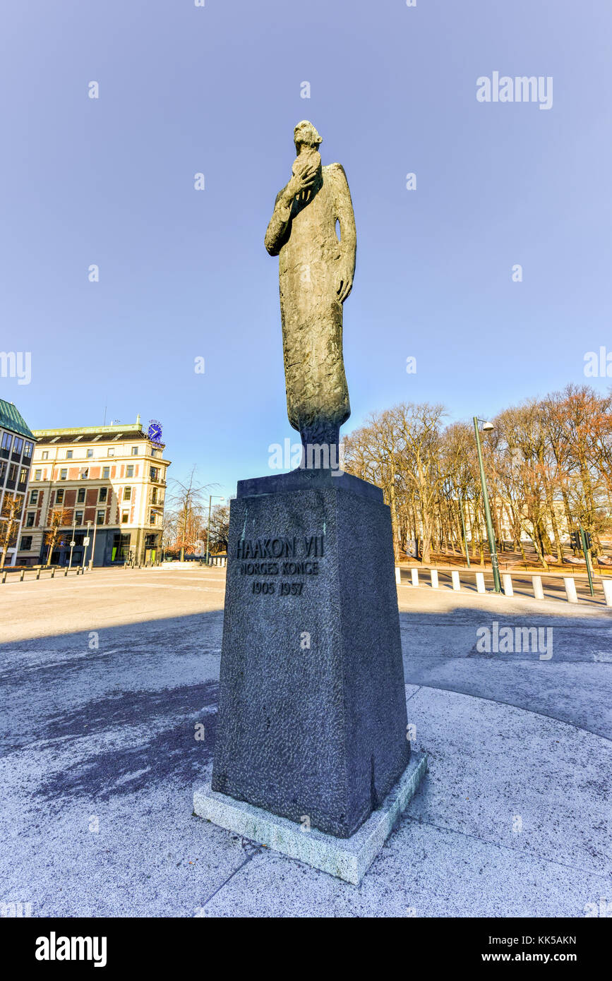 Die Statue von König Haakon VII. von Norwegen in Oslo, Norwegen. Stockfoto