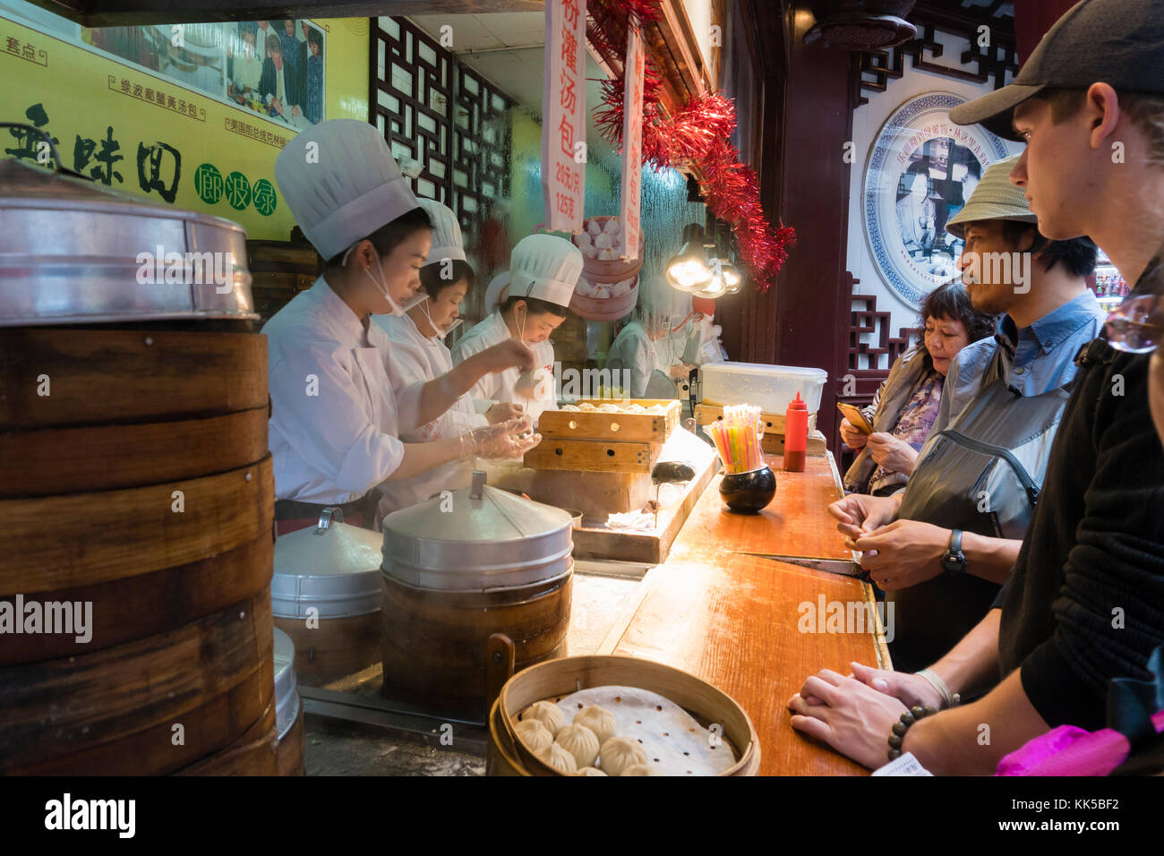 Menschen kaufen Shanghai Knödel an einer Garküche Stockfoto