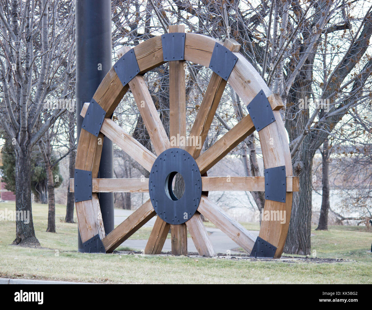 Fähre Rad aus Holz und Stahl am Missouri River Ufer gemacht Stockfoto