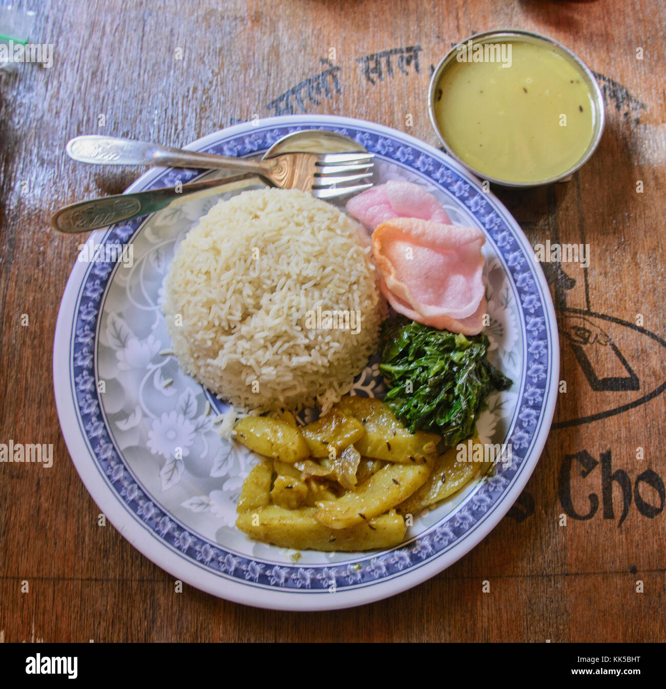 Vegetarische Nepali Thali (Dal Bhat) Satz, ein traditionelles Gericht mit Reis und Hülsenfrüchte in Nepal Stockfoto
