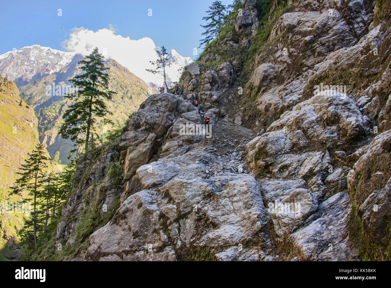 Navigieren durch einen Erdrutsch in der Entfernten tsum Valley, Nepal Stockfoto