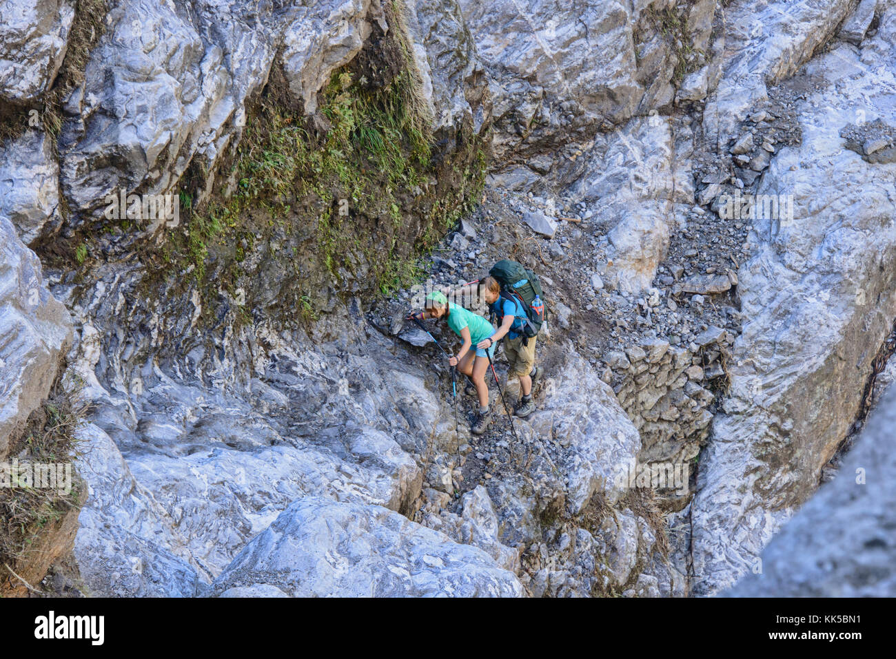 Navigieren durch einen Erdrutsch in der Entfernten tsum Valley, Nepal Stockfoto