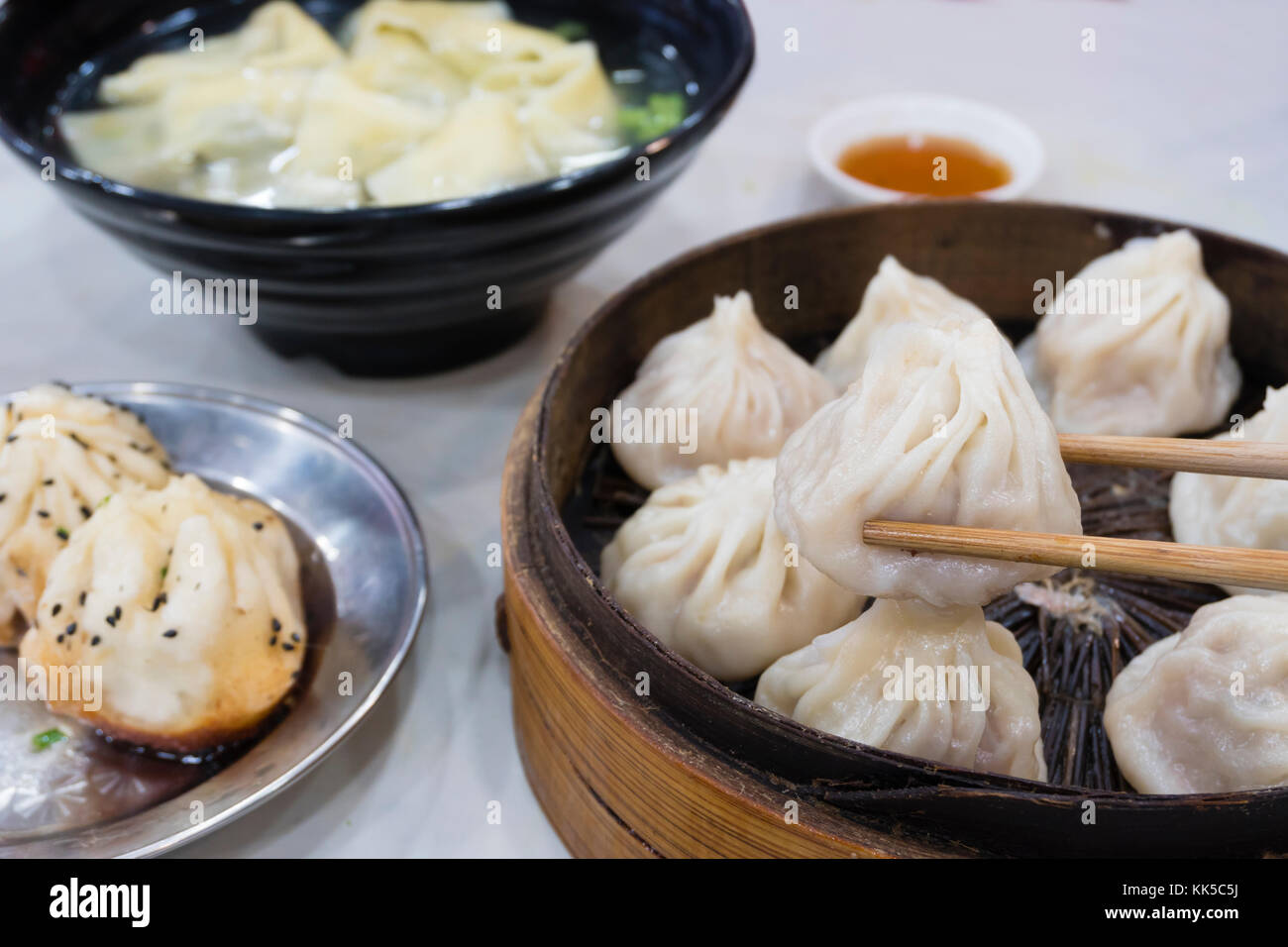 Genießen Sie traditionelle Shanghai Essen einschließlich Knödel, Wan-tan und xiaolongbao Stockfoto