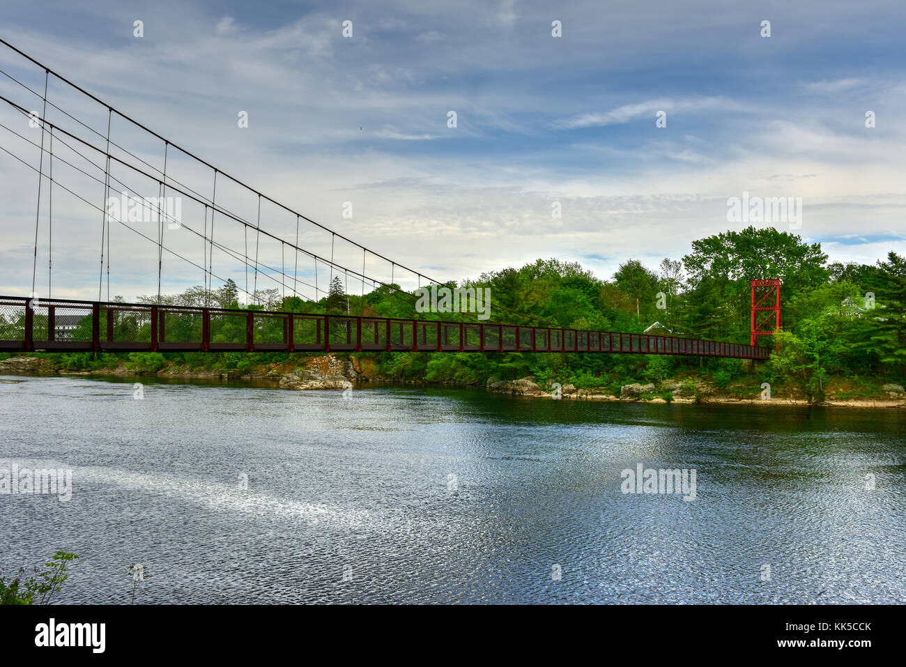 Der Androscoggin Swinging Bridge ist ein Fußgänger-Hängebrücke überspannt den Androscoggin River zwischen den Höhen Nachbarschaft von Bath Bath Stockfoto