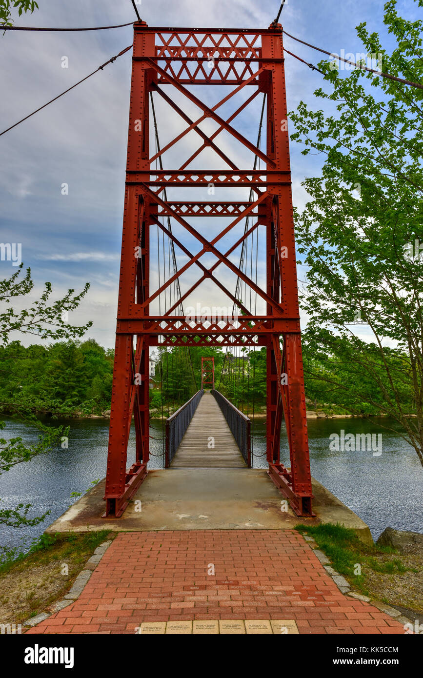Der Androscoggin Swinging Bridge ist ein Fußgänger-Hängebrücke überspannt den Androscoggin River zwischen den Höhen Nachbarschaft von Bath Bath Stockfoto