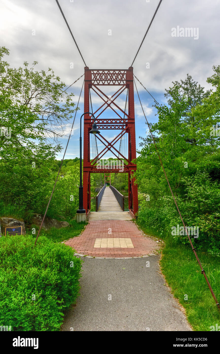 Der Androscoggin Swinging Bridge ist ein Fußgänger-Hängebrücke überspannt den Androscoggin River zwischen den Höhen Nachbarschaft von Bath Bath Stockfoto