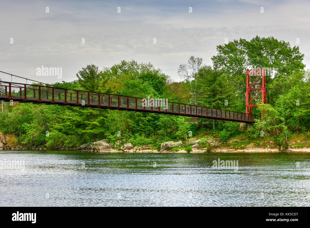 Der Androscoggin Swinging Bridge ist ein Fußgänger-Hängebrücke überspannt den Androscoggin River zwischen den Höhen Nachbarschaft von Bath Bath Stockfoto