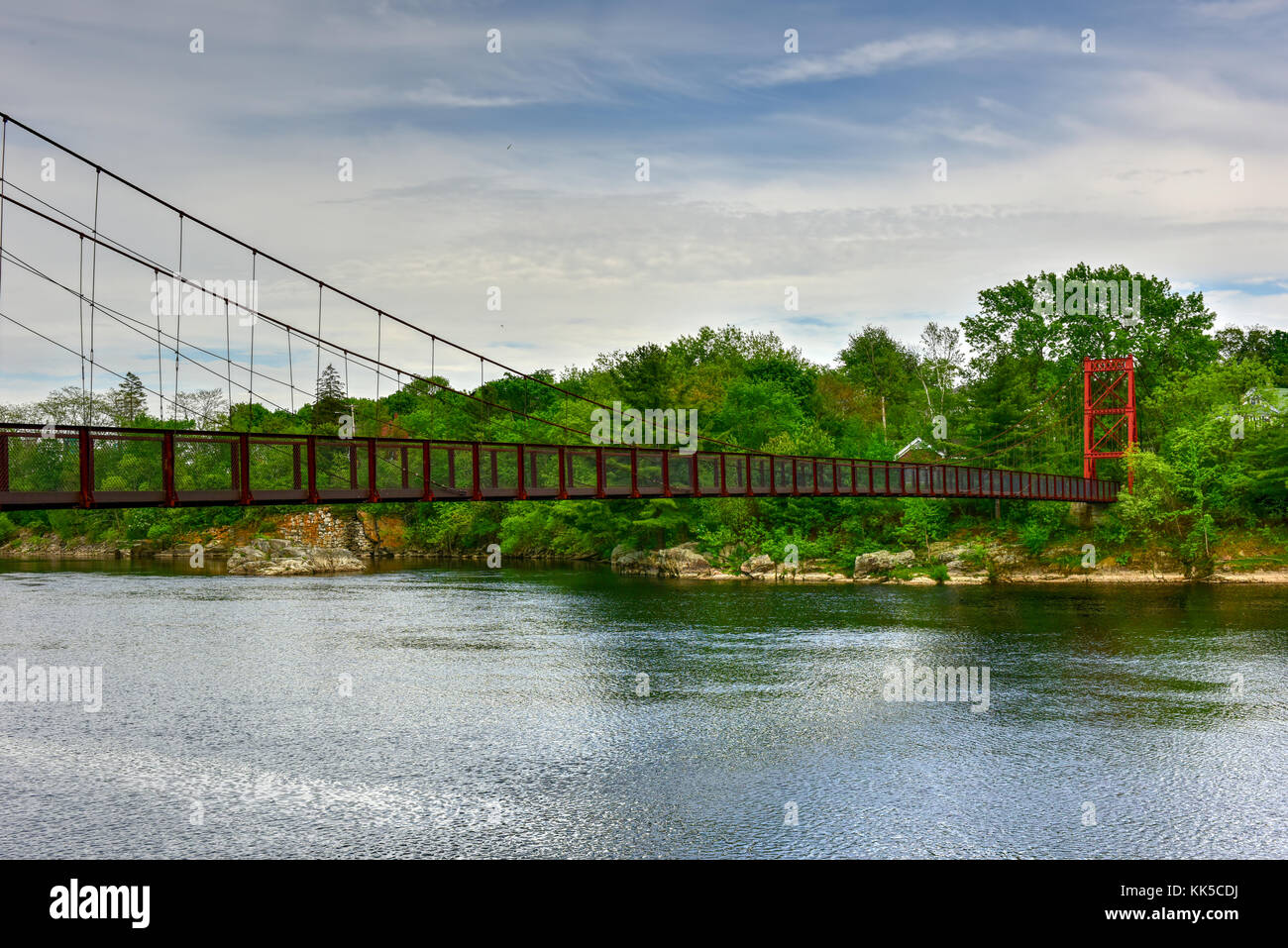 Der Androscoggin Swinging Bridge ist ein Fußgänger-Hängebrücke überspannt den Androscoggin River zwischen den Höhen Nachbarschaft von Bath Bath Stockfoto