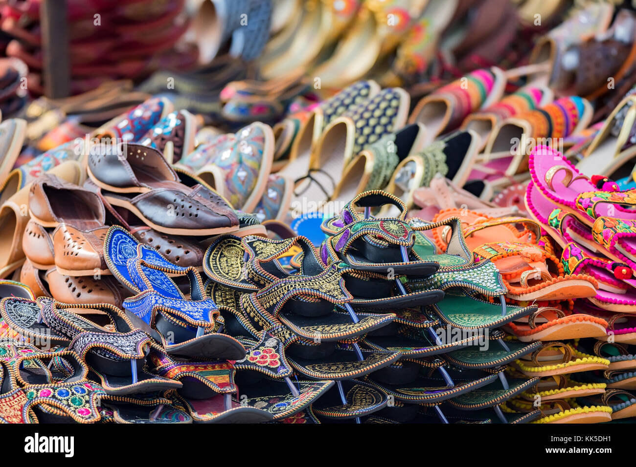 Bunte ethnische Schuhe am Marktplatz in Indien Stockfoto