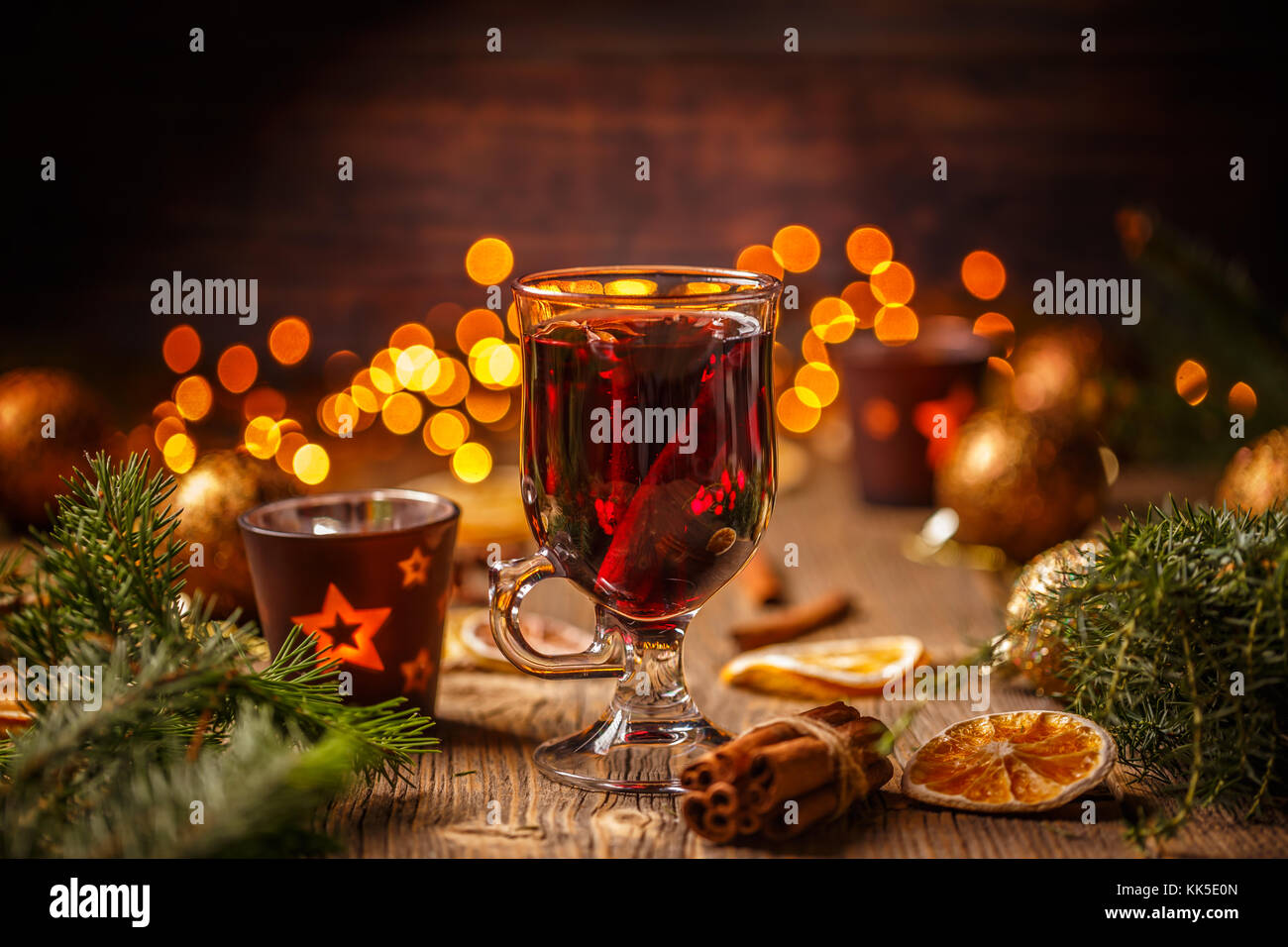 Glühwein mit Gewürzen auf Weihnachten Light Hintergrund Stockfoto