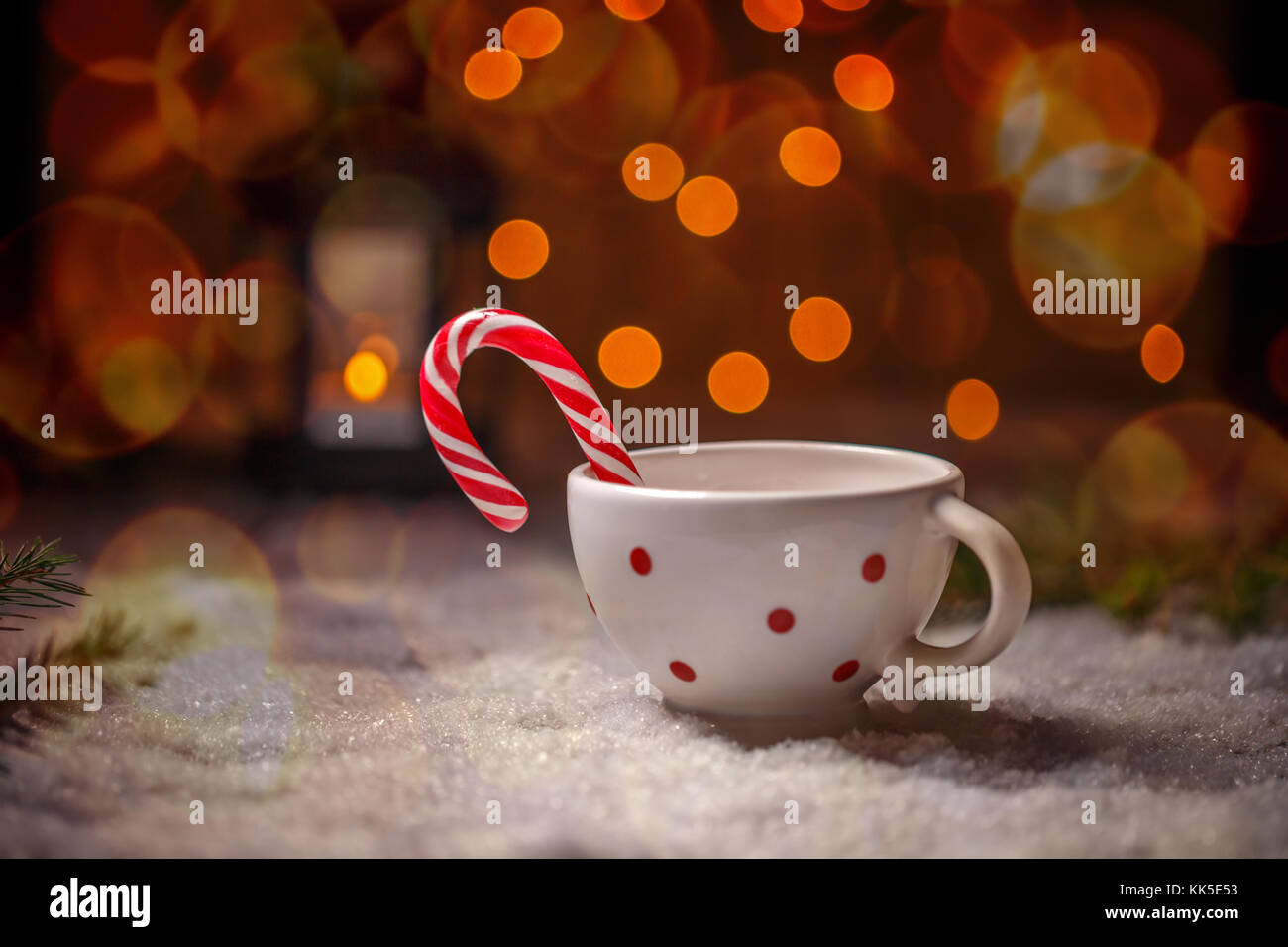 Gepunktete China Schale mit Zuckerstange Weihnachten stil hintergrund Stockfoto