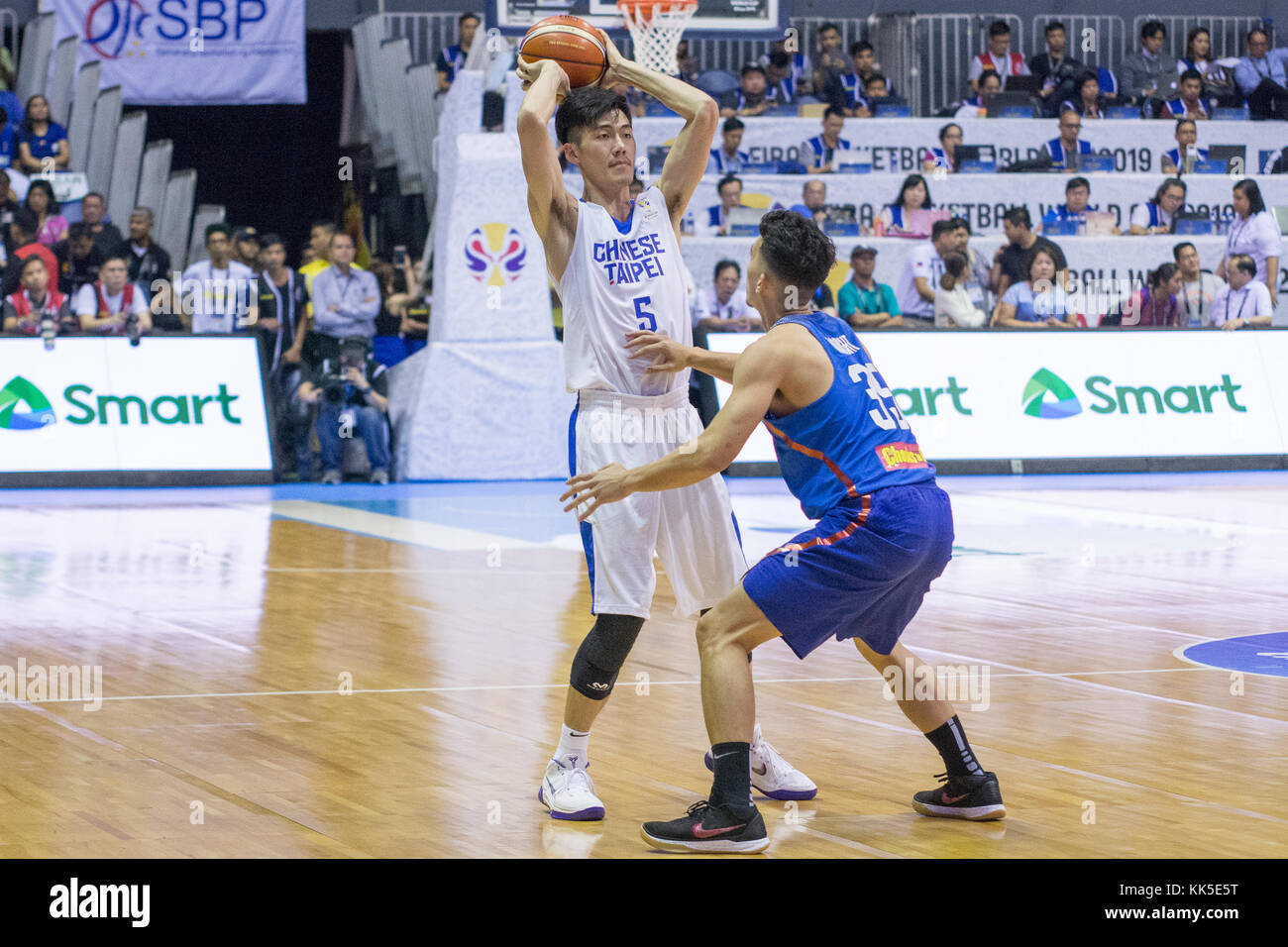 Cubao, Quezon City, Philippinen. 27 Nov, 2017. Cheng Liu verteidigt von Matthew Wright gilas Pilipinas ihre Heimat gegen Chinese Taipei verteidigt. Spiel beendete bei 90 - 83. Credit: noel Jose tonido/Pacific Press/alamy leben Nachrichten Stockfoto