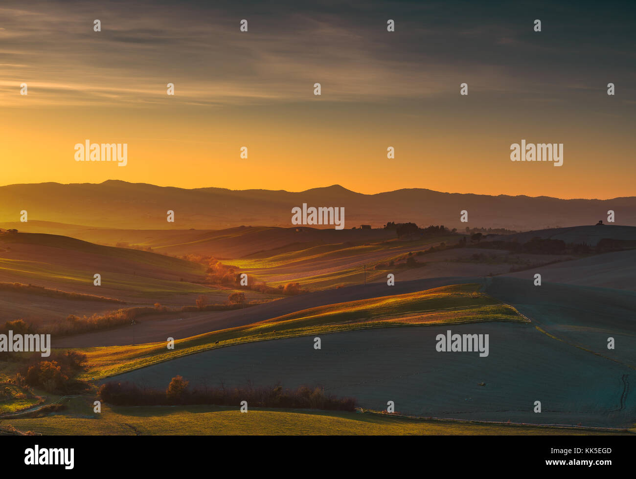 Maremma, ländlichen Panoramablick Sonnenuntergang Landschaft. Wiesen und Felder. Toskana, Italien, Europa. Stockfoto