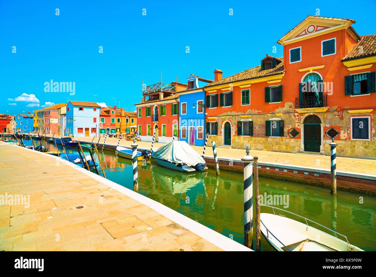 Wahrzeichen von Venedig, Burano Insel Kanal, bunte Häuser und Boote, Italien Europa Stockfoto