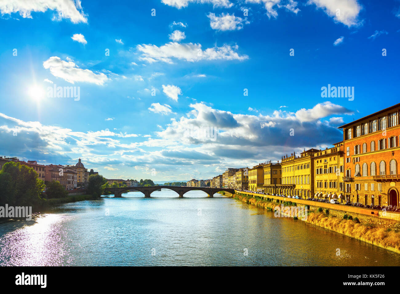 Florenz oder Firenze, Ponte Santa Trinita mittelalterliche Brücke Wahrzeichen an Arno, sunset Landschaft der Toskana, Italien. Stockfoto