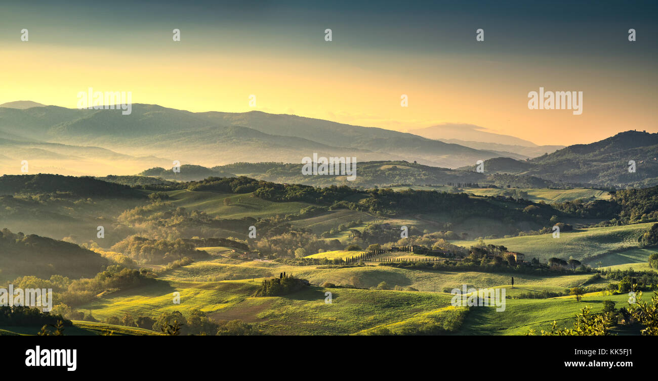 Toskana Maremma nebligen Morgen Ackerland und grüne Felder Land Landschaft. Italien, Europa. Stockfoto