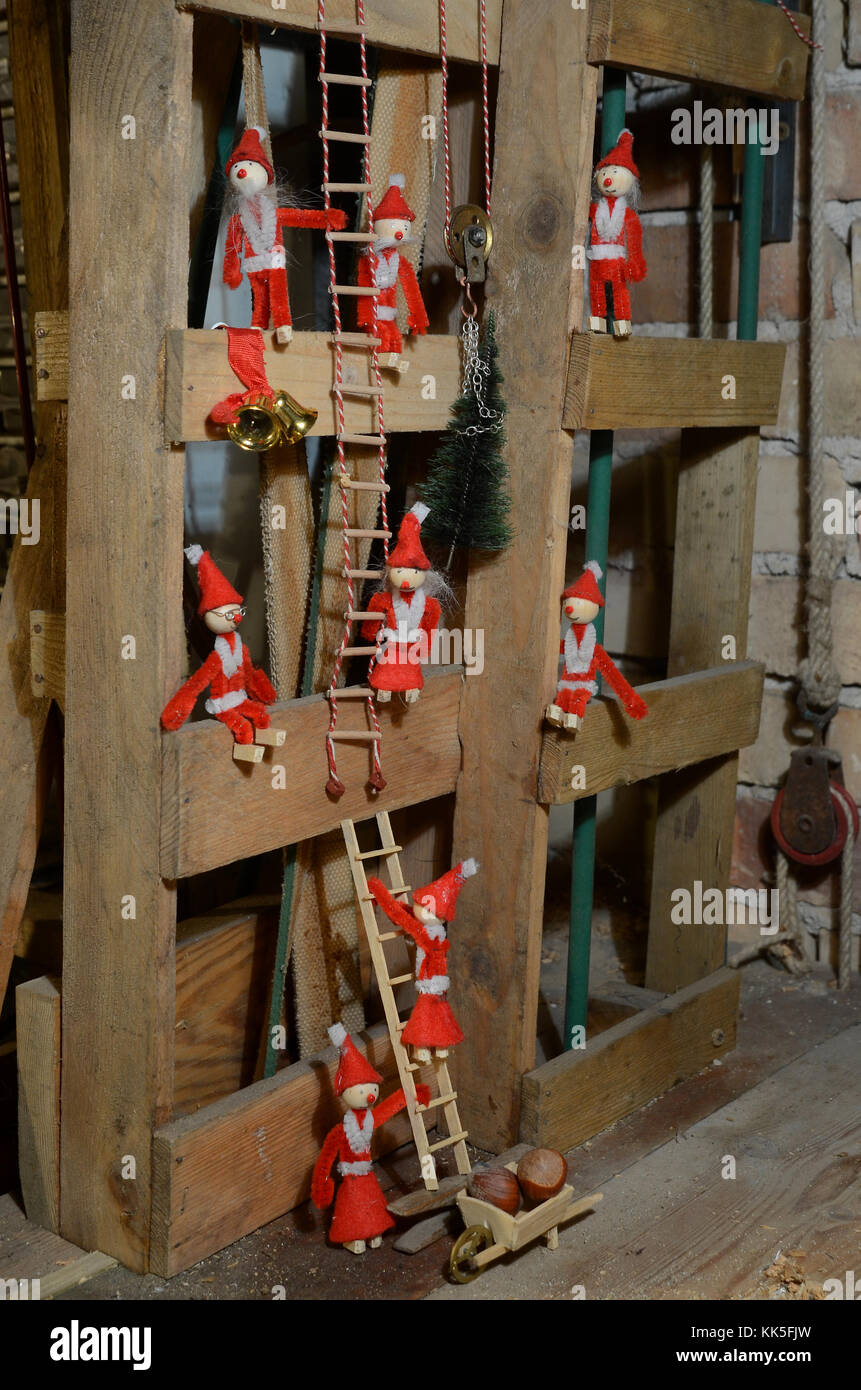 Gnome-Bande hat sich in der takelage Dachboden eines retrostyle Workshop arrranged. Stockfoto