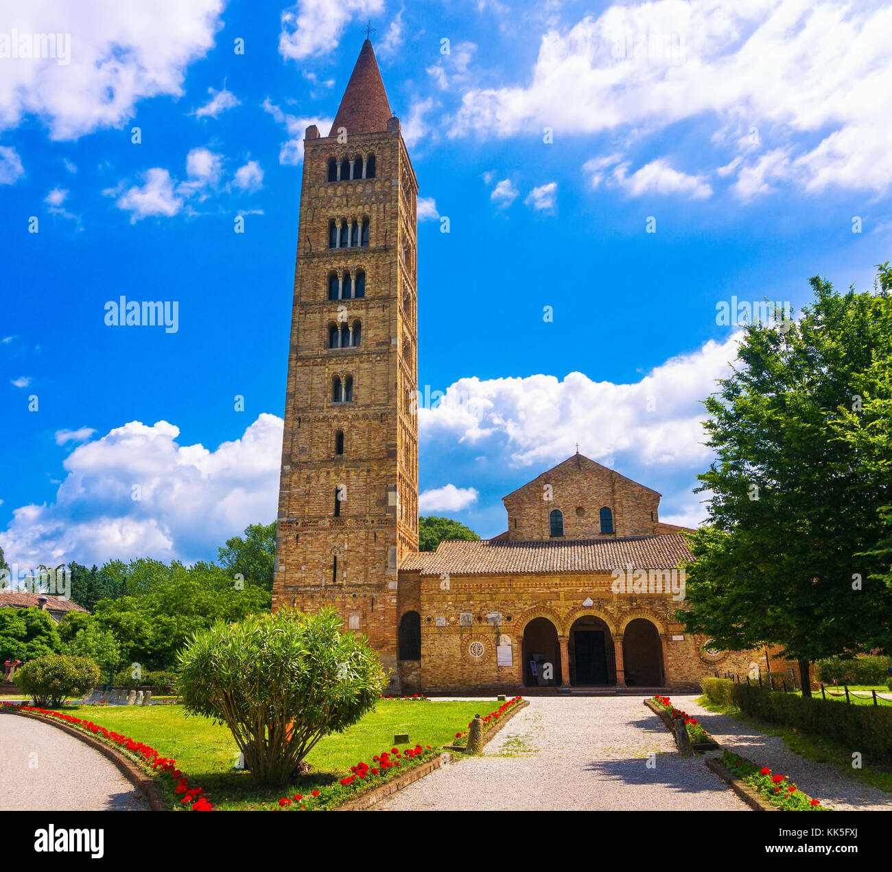 Abtei von Pomposa, Benediktinerkloster mittelalterliche Kirche und Campanile Tower. comacchio Ferrara, Emilia Romagna, Italien Europa. Stockfoto