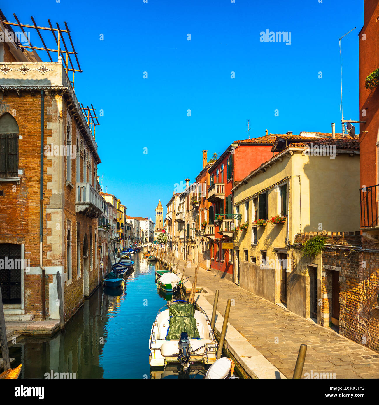 Stadtbild von Venedig, Campo San Barnaba, Wasser, Kanal, Campanile Kirche auf Hintergrund, Gebäude und Boote. Fotos mit langer Belichtungszeit. Italien, Europa. Stockfoto