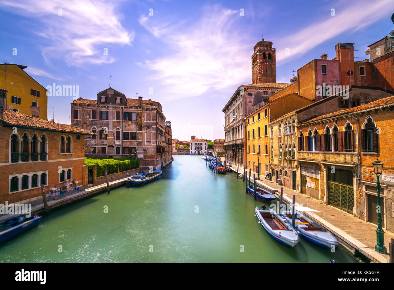 Venedig Canal in Cannaregio und San Geremia Kirche Wahrzeichen. Italien. Fotos mit langer Belichtungszeit. Stockfoto