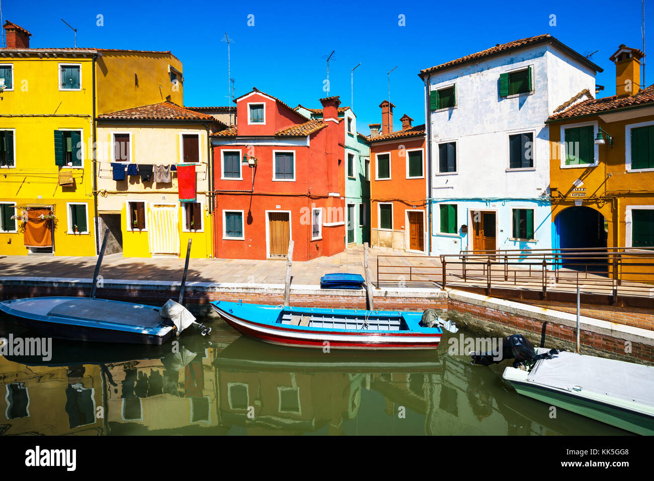 Wahrzeichen von Venedig, Burano Insel Kanal, bunte Häuser und Boote, Italien Europa Stockfoto
