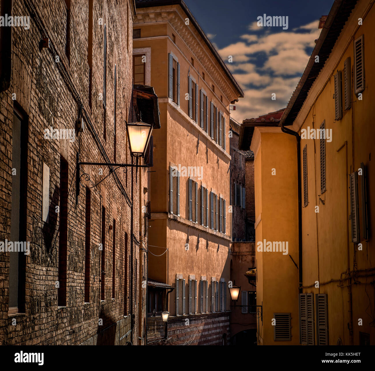 Beleuchtetes Straßenbeleuchtung in Siena, Italien auf Dämmerung Stockfoto