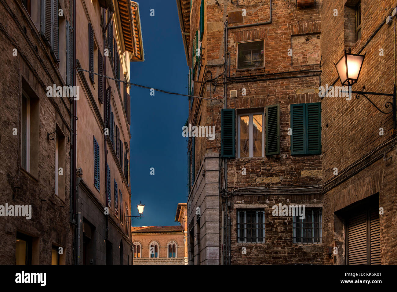 Schöne Nacht Blick auf eine italienische Straße in Siena, Toskana mit Straßenbeleuchtung auf Stockfoto