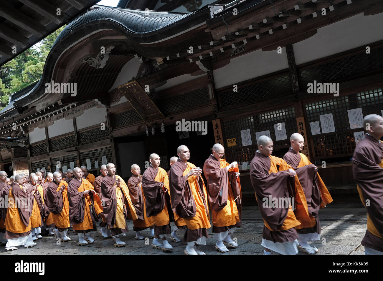 Die Mönche gehen weiter einen Schrein in Koyasan, Japan. Stockfoto