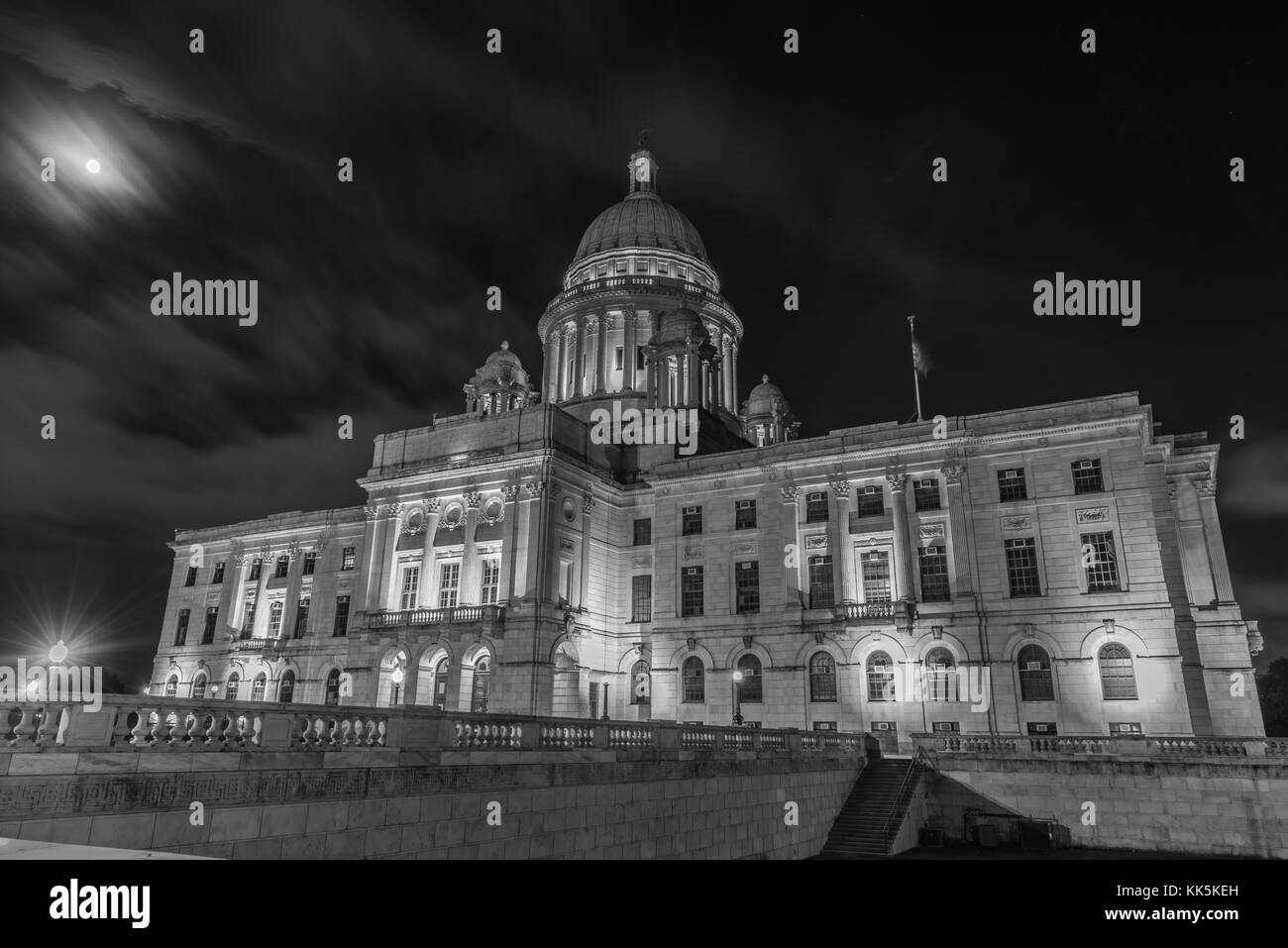 Das Rhode Island State House, die Hauptstadt des US-Bundesstaates Rhode Island in der Nacht in Schwarz und Weiß. Stockfoto