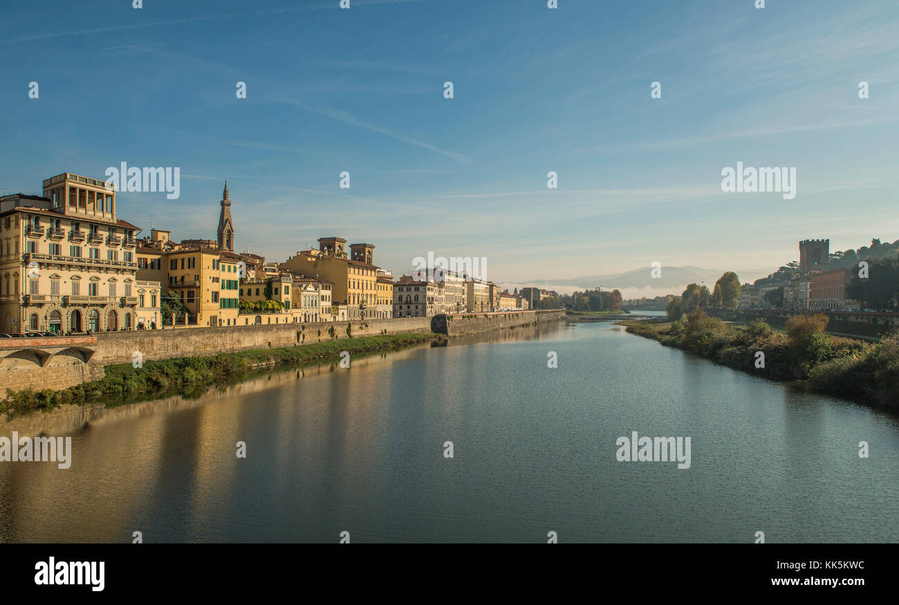 Riverside in Florenz mit Sonne Licht und Wasser Reflexionen Stockfoto