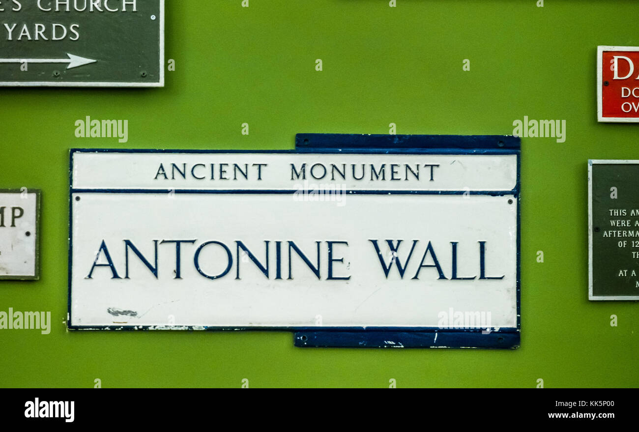 Ausstellung von historischen Denkmalschildern in Schottland, darunter Antonine Wall, antikes Denkmal, Schottland, Großbritannien Stockfoto