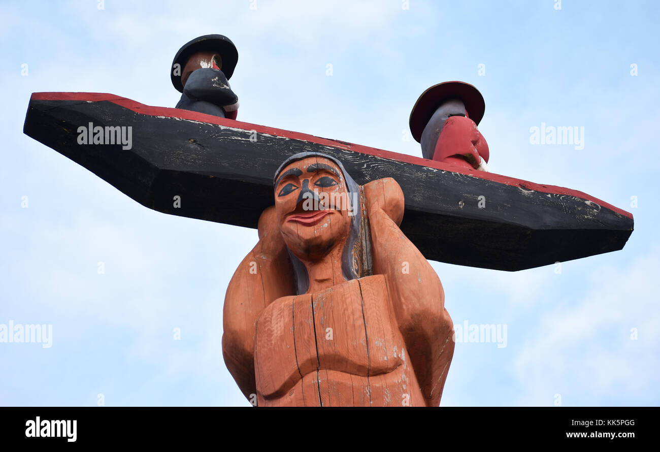 Die House of Tears Carvers of the Lummi Nation haben diese Totempfähle geschaffen. Die Geschichte der Lachsfrau und ihrer Kinder - Stockfoto